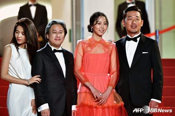 16일(현지시간) '밤의 해변에서 혼자' 기자회견에 참석한 김민희와 홍상수 감독 /AFPBBNews=뉴스1