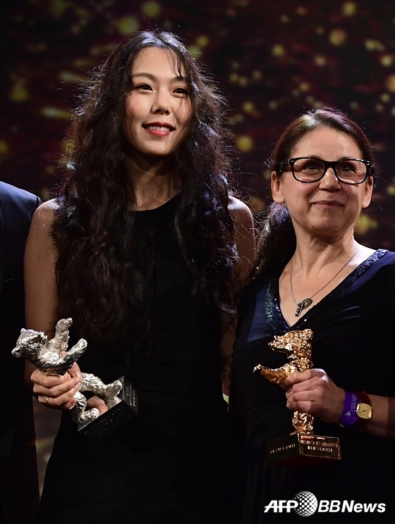 김민희와 황금곰상 수상자 일디코 엔예디 감독 /AFPBBNews=뉴스1