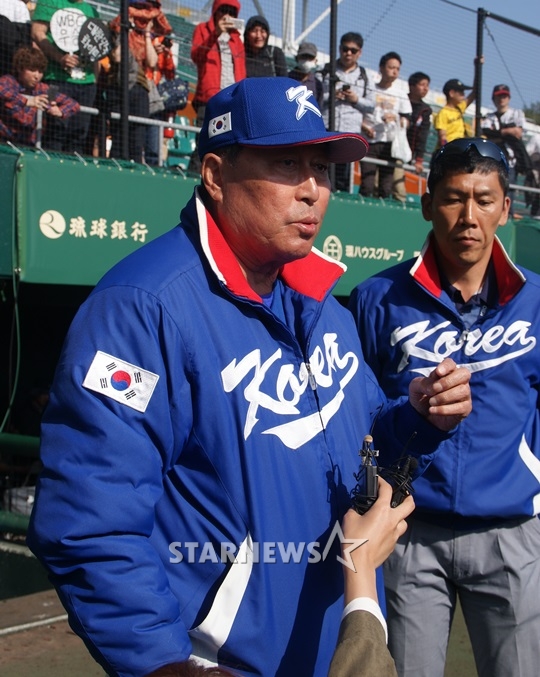 19일 요미우리전을 마친 후 브리핑을 진행한 WBC 대표팀 김인식 감독. /사진=김동영 기자