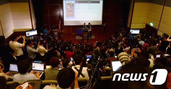 말레이시아경찰이 19일 김정남암살사건과 관련한 기자회견을 열고있다.사진=뉴스1