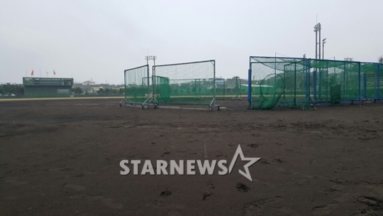 비 내리는 고친다 구장. 시계는 오후 2시를 가리키고 있다. /사진=김우종 기자