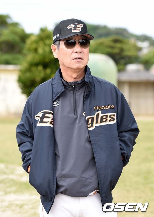 송은범(우)의 투구를 지켜보고 있는 김성근 감독.