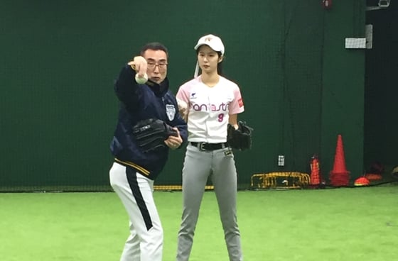 임호균 감독이 박기량에게 캐치볼과 공 잡는 법에 대해 설명하고 있다. /사진=한스타미디어 제공