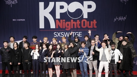 28일 오전 열린 '2017 K-POP 해외쇼케이스 참가뮤지션 기자간담회'에서 참석 뮤지션들이 파이팅을 외치고 있다. /사진=김휘선 기자