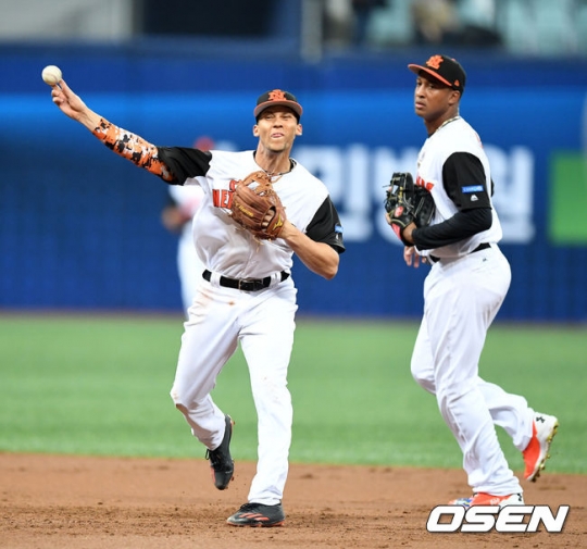 시몬스가 송구를 하고 있다.