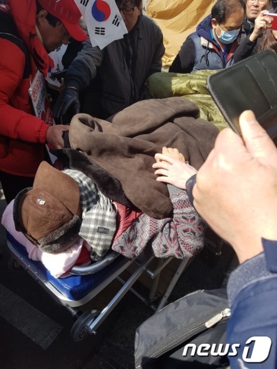 권영해 탄기국 공동대표가 8일 오후 1시쯤 서울 종로구 헌법재판소 앞에서 구급차에 실려 이송되고 있다./사진=뉴스1