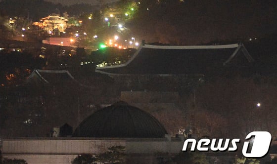 헌법재판소뒤편으로 보이는 불꺼진 청와대./사진= 뉴스1