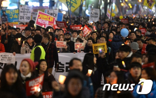 11일 오후 서울 광화문광장에서 열린 박근혜정권퇴진비상국민행동(퇴진행동) 주최 ‘촛불 승리! 제20차 범국민행동의 날’ 촛불집회에서 참가자들이 청와대 방향으로 행진하고 있다. /사진=뉴스1
