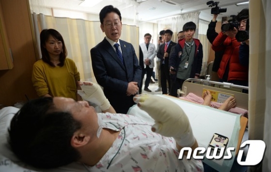 부상당한 소방관들을 병문안하는 이재명 성남시장./사진=뉴스1