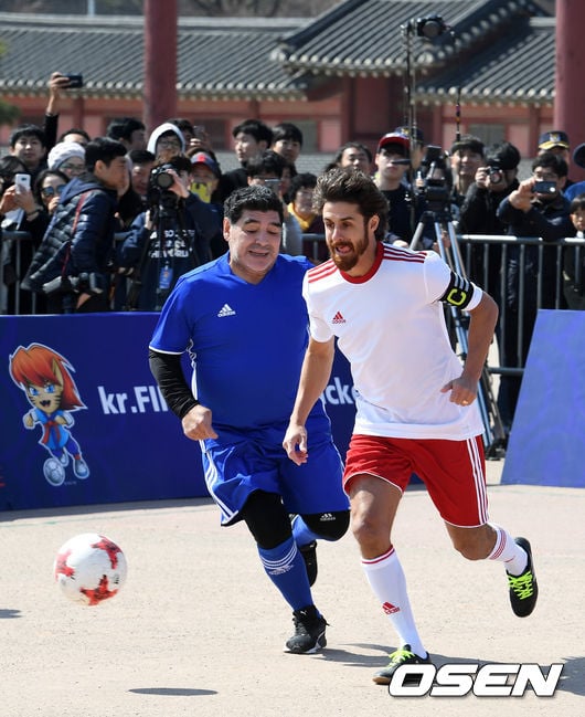 마라도나(좌)와 볼 경합을 벌이고 있는 아이마르.