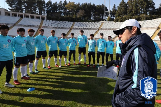 신태용 감독(오른쪽)과 선수들. /사진=대한축구협회 제공