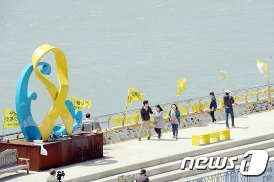 전남 진도군 임회면 팽목항에서 세월호 희생자를 추모하는 시민들의 발길이 이어지고 있다/사진= 뉴스1