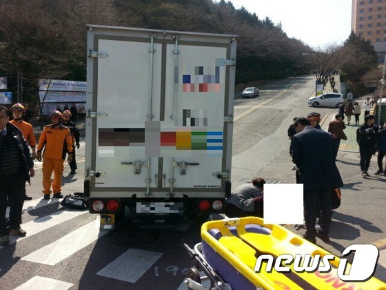 15일 오전 동의대학교 자연과학대 앞 버스정류장에서 버스를 기다리던 여대생이 갑자기 덮친 택배트럭에 치었다./사진=뉴스1