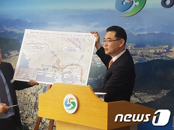 권중호 창원시 안전건설교통국장이 브리핑을 하고 있다. /사진=뉴스1