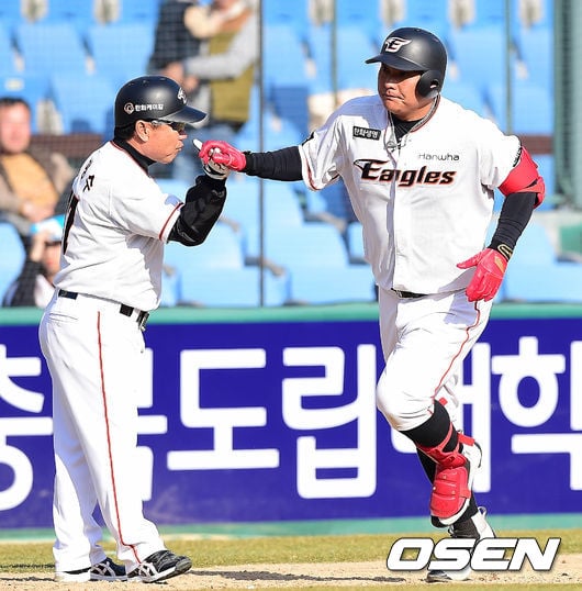 넥센전에서 동점 투런포를 쏘아 올린 김태균.