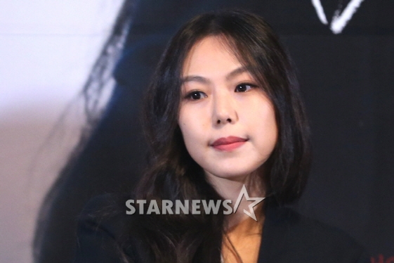 '밤의 해변에서 혼자' 기자 간담회에 참석한 김민희. 담담한 표정으로 홍상수 감독과 불륜을 인정했다/사진=이기범 기자