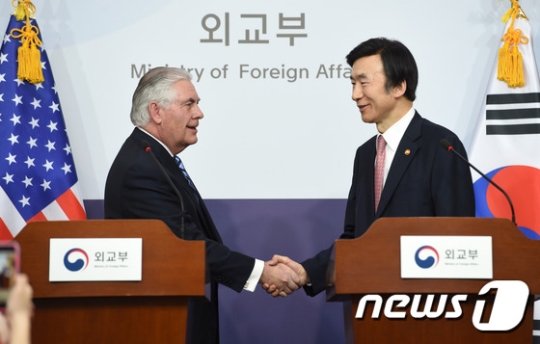 렉스 틸러슨 미국 국무장관이 17일 오후 세종로 외교부 청사에서 공동 기자회견을 마치고 윤병세 외교부장관과 악수하고 있다./사진=뉴스1