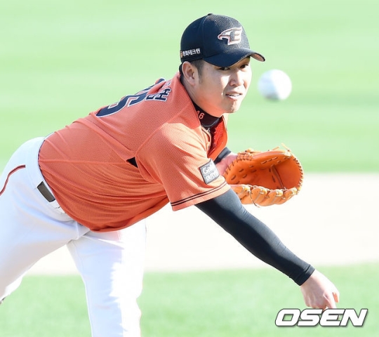 18일 kt전에 두 번째 투수로 등판해 4이닝 무실점을 기록한 송은범.