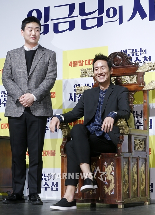 영화 '임금님의 사건수첩' 안재홍(사진 왼쪽)과 이선균/사진=김휘선 기자