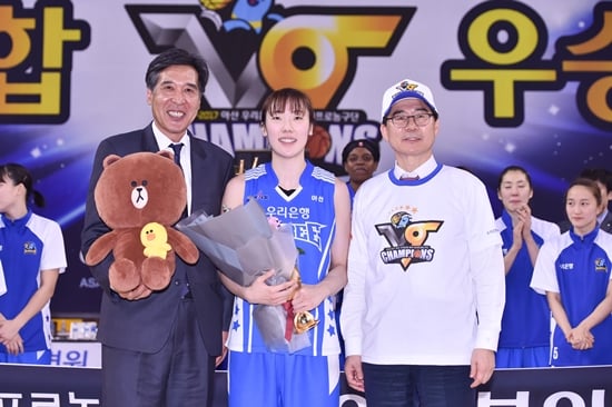 박혜진이 MVP를 수상했다. /사진=WKBL