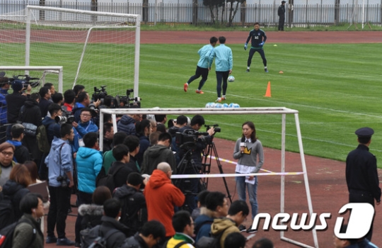 20일 한국 대표팀의 훈련을 보기 위해 몰려든 중국 취재진. /사진=뉴스1