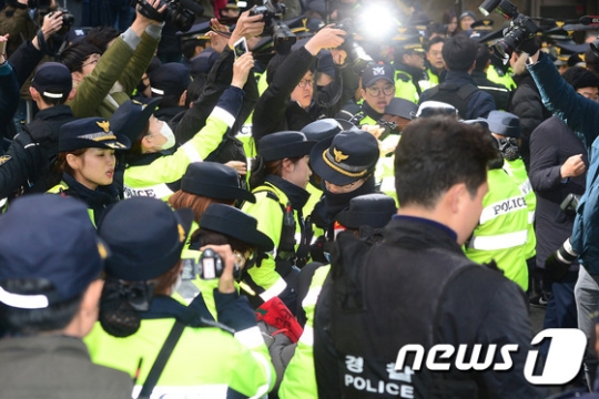 박근혜 전 대통령이 검찰에 출두하는 21일 오전 서울 강남구 삼성동 박 전 대통령 자택 앞에서 박 전 대통령의 지지자들이 경찰과 충돌하고 있다./사진= 뉴스1
