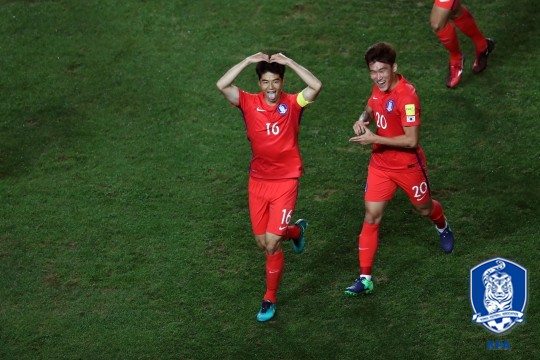 가정적인 아빠가 된 기성용. /사진=대한축구협회 제공