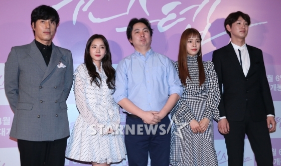 영화 '원스텝'의 한재석, 산다라박, 전재홍 감독, 홍아름, 조동인(사진 맨 왼쪽부터 오른쪽으로)/사진=이기범 기자