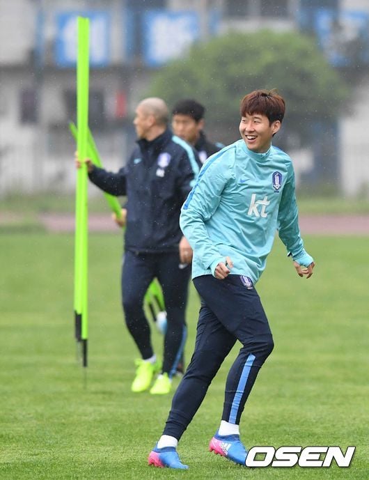 21일 훈련에서 환하게 웃고있는 손흥민.