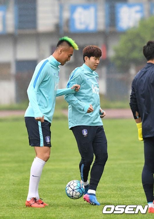 김신욱(좌)과 손흥민.