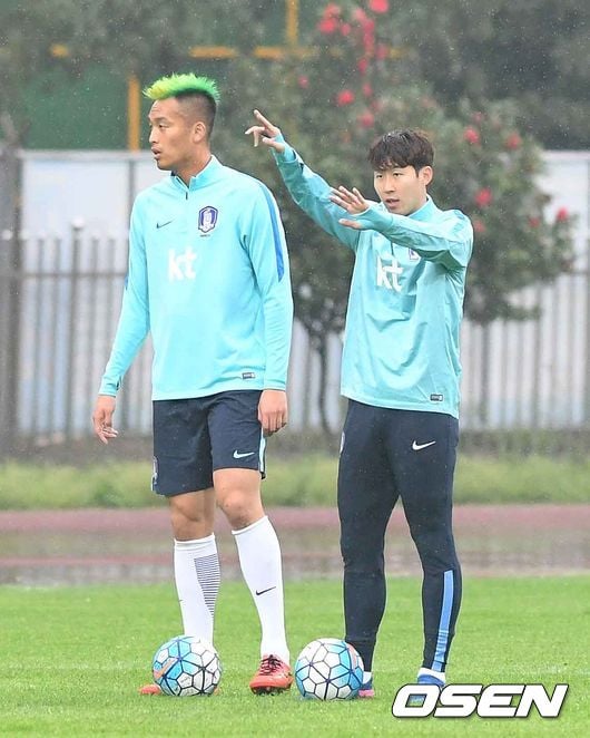 손흥민(오른쪽)은 중국전에도 뛰지 못하는데 열의를 불태우고 있다.