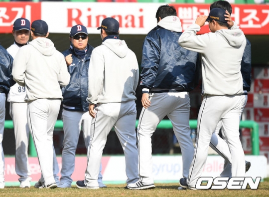 두산이 삼성에 완승을 거뒀다.