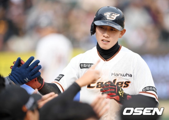 8회말 홈스틸을 성공시키며 팀 승리를 이끈 이동훈.