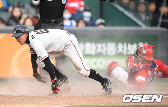 8회말 결승 홈스틸을 성공시킨 이동훈.