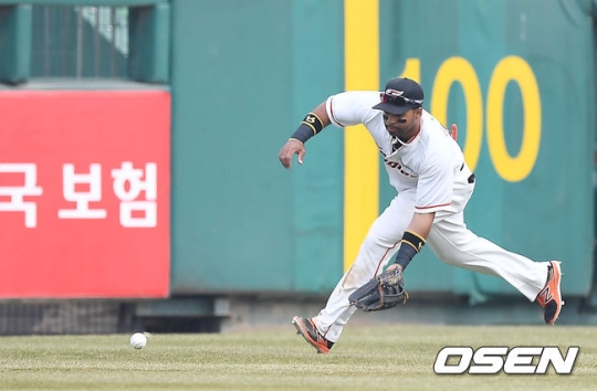 좌익수 수비에 나선 로사리오.