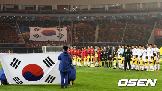 한중전이 열리기 전, 애국가가 연주되고 있다.