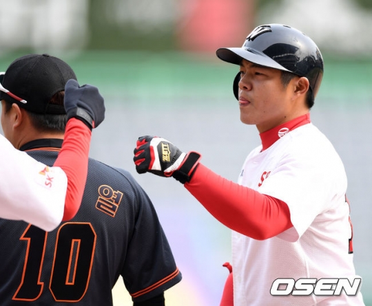 7회말 동점타를 친 조용호(오른쪽)