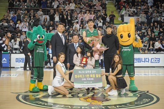 김주성이 1만 득점 고지에 올라섰다. /사진=KBL