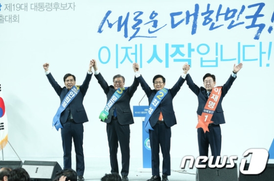 왼쪽부터 안희정 충남지사, 문재인 전 대표, 최성 고양시장, 이재명 성남시장./사진=뉴스1