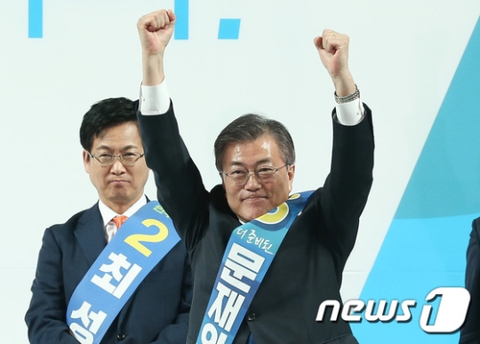 문재인 더불어민주당 대선주자가 27일 광주 광주여대시립유니버시아드체육관에서 열린 제19대 대통령후보자 호남권역 선출대회에서 60.2%로 과반수 이상의 득표를 획득한 뒤 당원들을 향해 두 팔 벌려 환호하고 있다. /사진=뉴스1