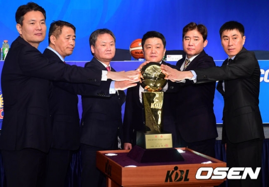 KBL 미디어데이에 참석한 김영만, 추일승, 유재학, 유도훈, 김승기, 이상민 감독(왼쪽부터).