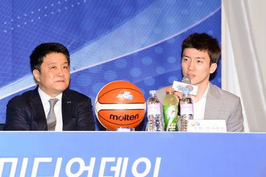 유도훈 감독과 박찬희. /사진=KBL