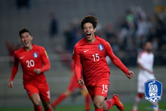 홍정호(오른쪽)가 선제골을 넣은 뒤 환호하고 있다. /사진=대한축구협회 제공