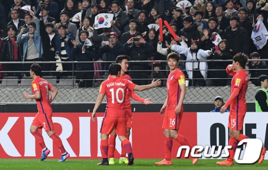 홍정호(오른쪽)이 선제골을 넣은 뒤 환호하고 있다. /사진=뉴스1