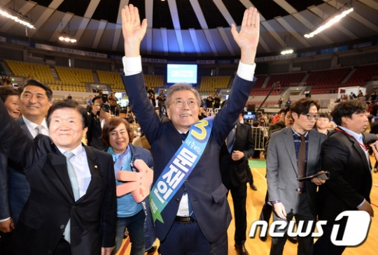 문재인 후보가 호남권에 이어 충청권 경선에서도 1위를 차지했다. /사진=뉴스1