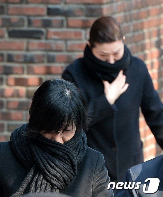 박근혜 전 대통령 자택을 나서는 정송주-정매주 원장 /사진=뉴스1