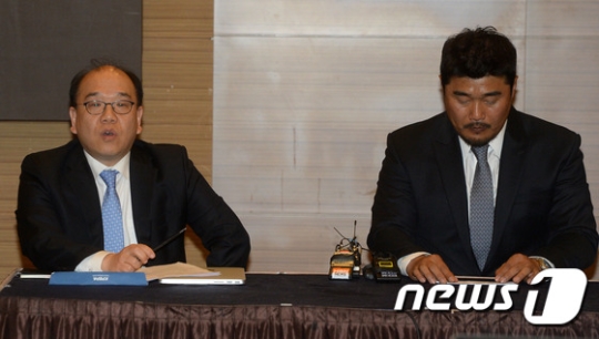 이호준 한국프로야구선수협회(선수협) 회장(오른쪽)과 김선웅 사무총장이 30일 서울 강남구 리베라 호텔에서 '메리트(승리수당) 부활' 논란에 대한 기자회견을 하고 있다. /사진=뉴스1
