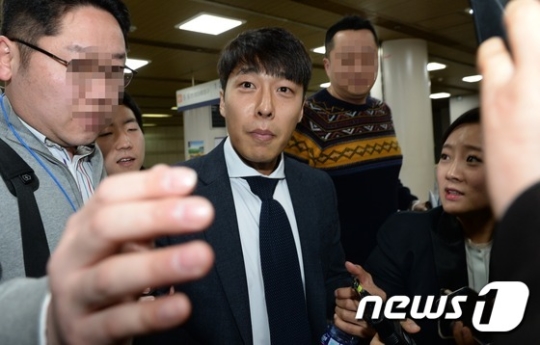 전 쇼트트랙 국가대표 김동성씨(37)가 31일 서울 서초구 서울중앙지법에서 열린 '영재센터 지원 의혹 관련' 직권남용권리행사 방해 10회 공판에 증인 자격으로 출석한 뒤 취재진의 질문세례를 받으며 자리를 뜨고 있다. /사진=뉴스1