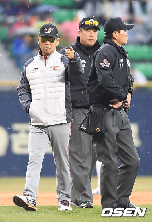 한화 김성근 감독(왼쪽).