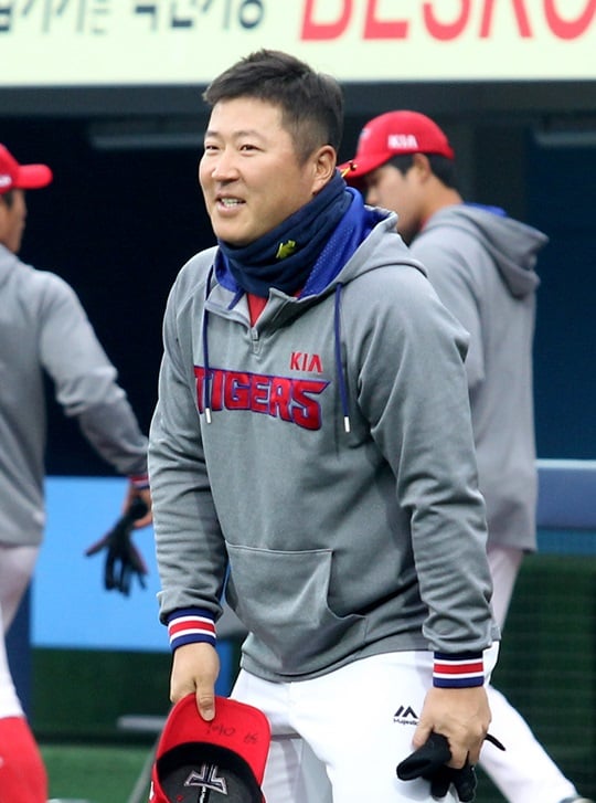 지난 3월 31일 삼성과의 개막전을 앞두고 그라운드에 나서고 있는 최형우. /사진=KIA 타이거즈 제공
